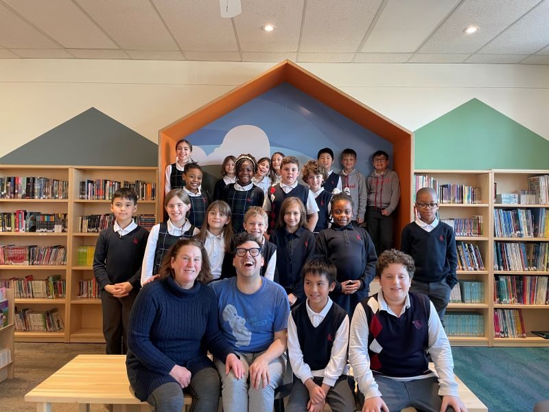 Simon Boulerice avec les élèves de l'école Sainte-Anne