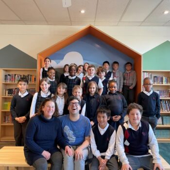 Simon Boulerice avec les élèves de l'école Sainte-Anne