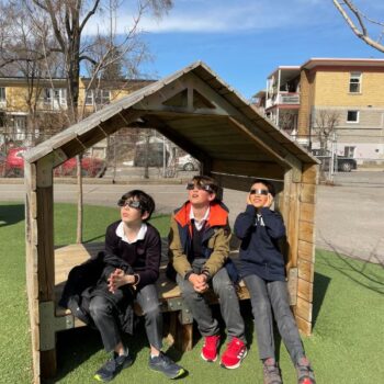 Nos élèves observent l'éclipse solaire depuis notre cour d'école