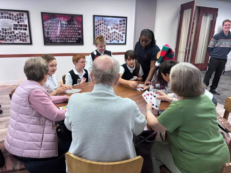 Élèves de l'école Sainte-Anne en visite dans une résidence pour aînés