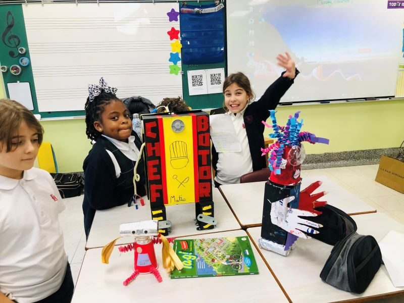 Activité de création de robots recyclés à l'école Sainte-Anne