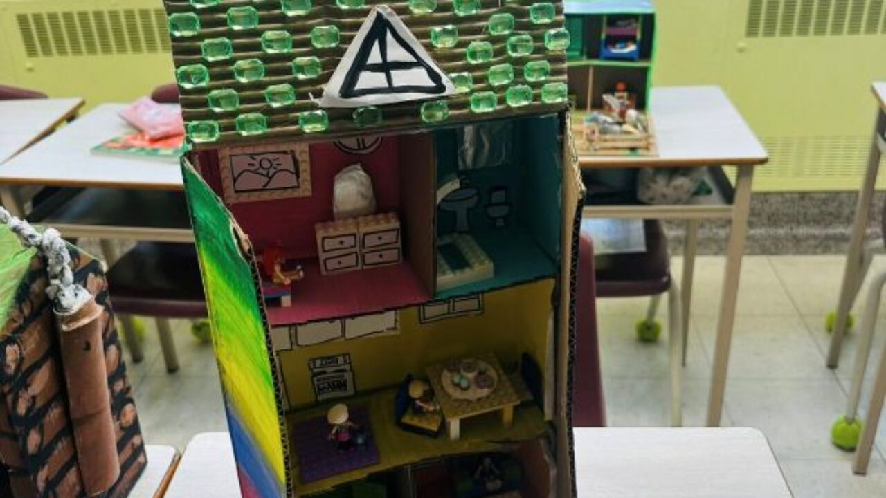 Élèves de l'école Sainte-Anne présentant leur maison de rêve, lors du projet « My Dream House »