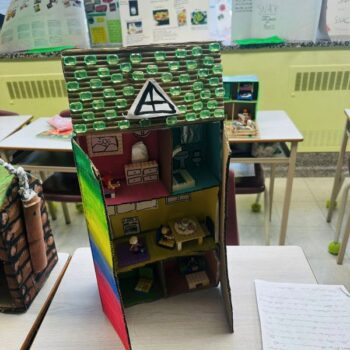 Élèves de l'école Sainte-Anne présentant leur maison de rêve, lors du projet « My Dream House »