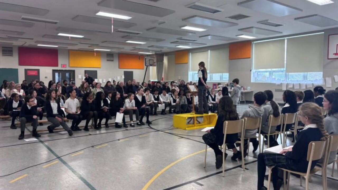 Élève de l'école Sainte-Anne récitant un poème sur scène