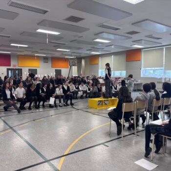 Élève de l'école Sainte-Anne récitant un poème sur scène