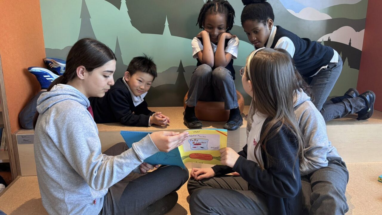 Moment de lecture entre les élèves de 1re et 5e année à l'école Sainte-Anne