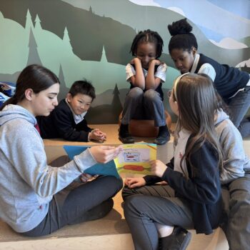 Moment de lecture entre les élèves de 1re et 5e année à l'école Sainte-Anne